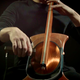 Imagen para el artículo titulado Así es el hipnótico sonido de un violoncello magnético sin cuerdas